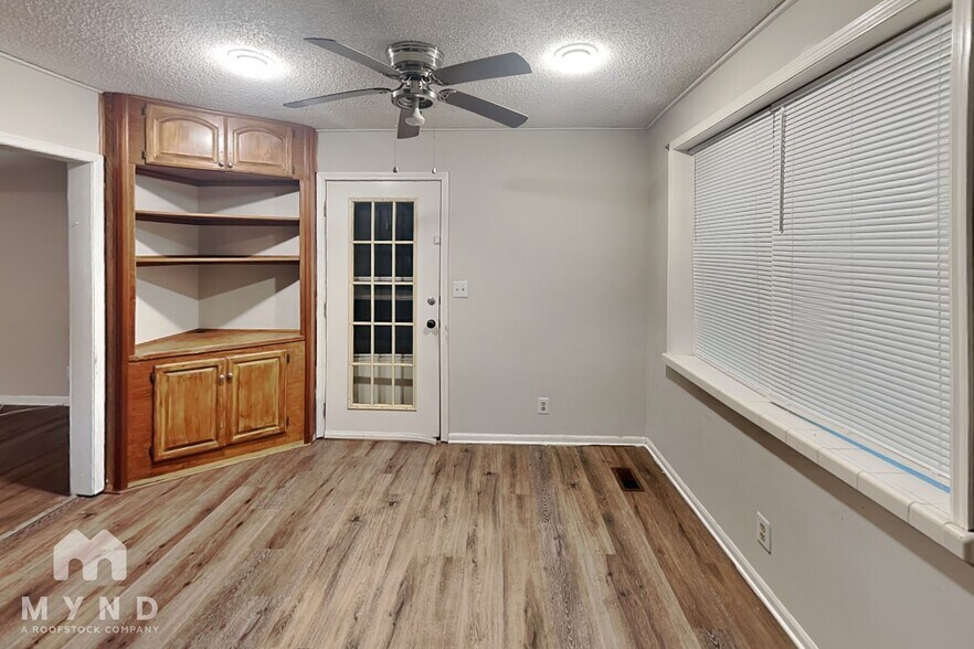 Building Photo - 2559 Park Dr
