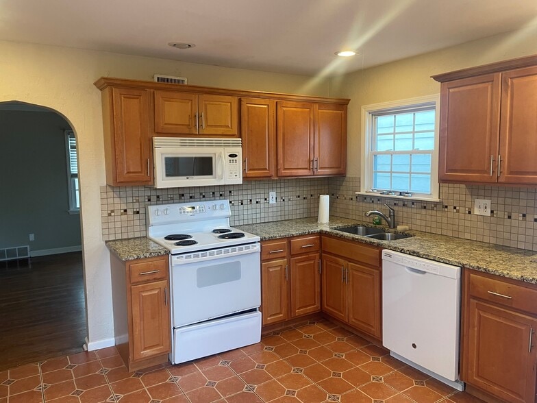 Building Photo - 4807 Rainbow Blvd