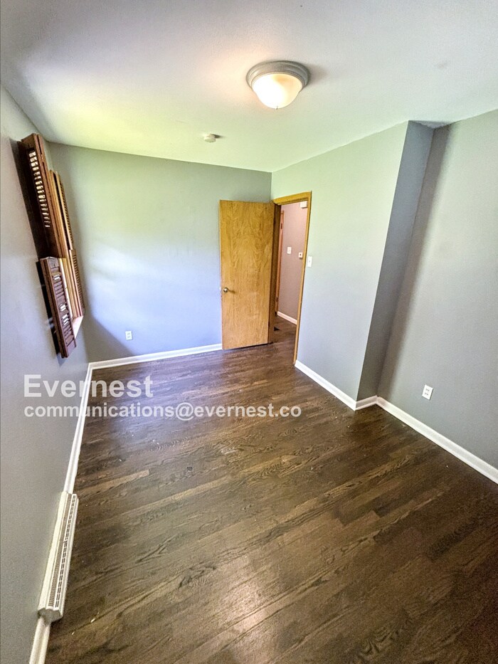Building Photo - 1142 Maple Ave