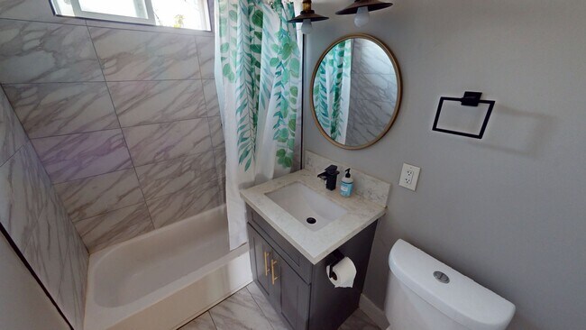 Building Photo - Great Location | Open-Concept