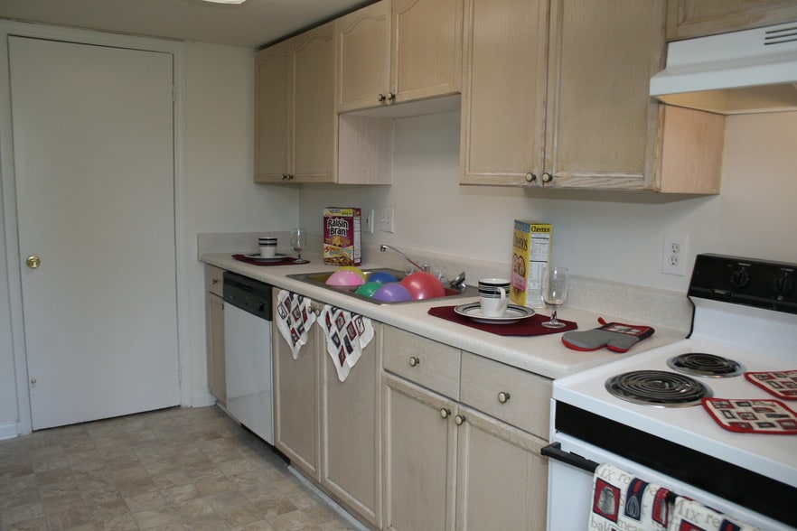 Primary Photo - Colonial Square