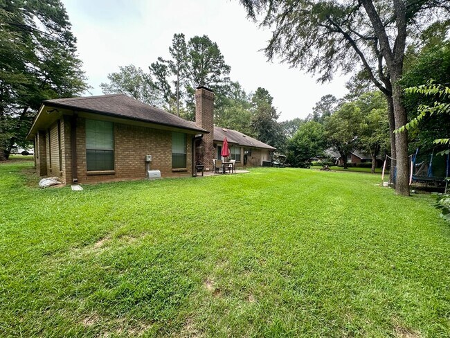 Building Photo - Updated 3-Bedroom 2.5 Bath Retreat in Whit...
