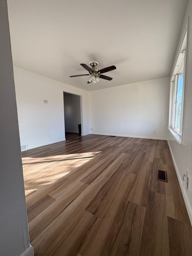 Building Photo - 983-985 S 600 W