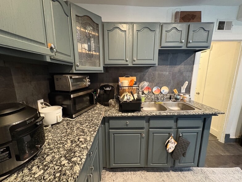 Building Photo - 5850 Alderson St