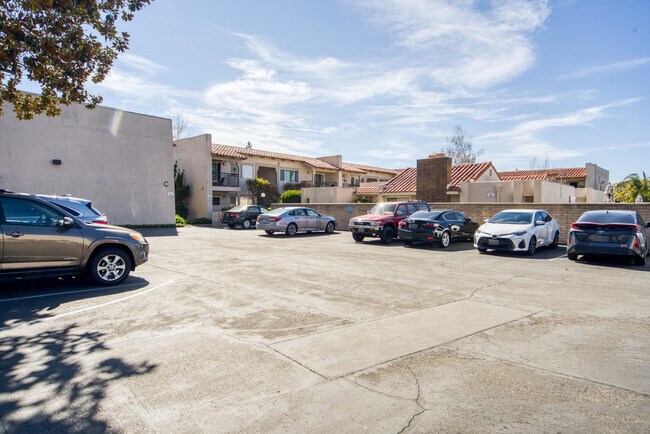 Building Photo - 601 Almarida Dr