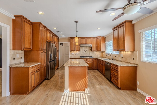 Building Photo - 1921 El Monte Dr