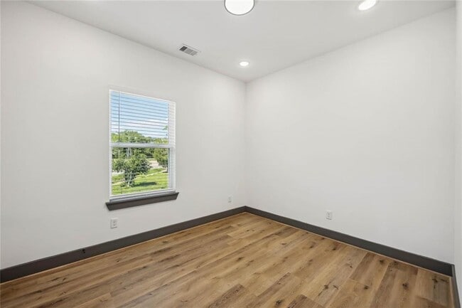 Building Photo - 5620 Shreveport Blvd