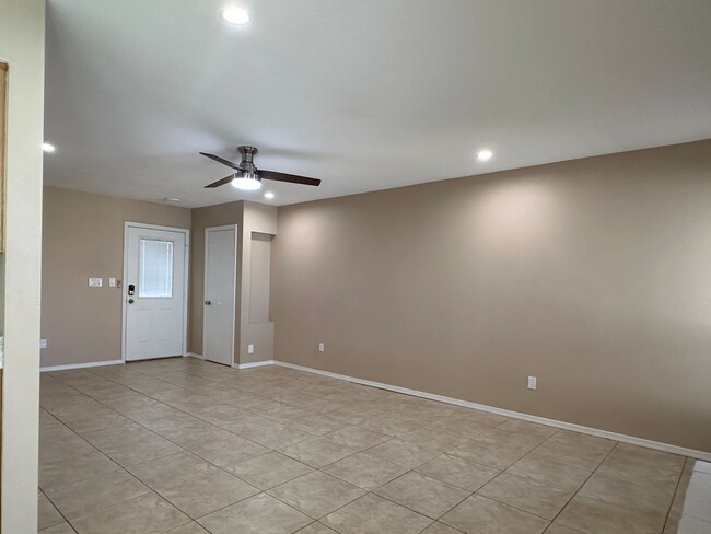 Building Photo - Scottsdale, 3 bed, 2 bath, 2 car garage, 1...