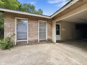 Building Photo - 3402 S Oak Dr