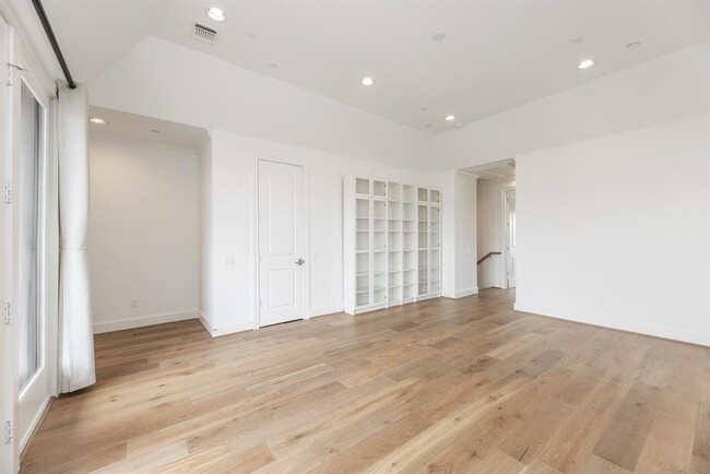 Building Photo - 7518 Viano Ln