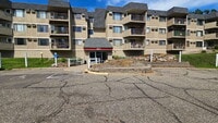 Building Photo - Well maintained 2-Bed 2-bath Oasis with Pool Access in Prime Bloomington Location 7-17