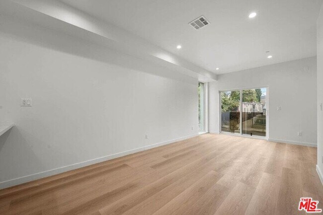 Building Photo - 2001 Vista Del Mar Ave