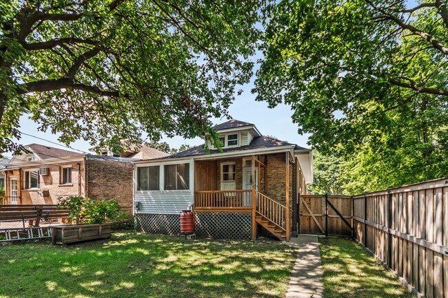 Building Photo - 7457 N Maplewood Ave