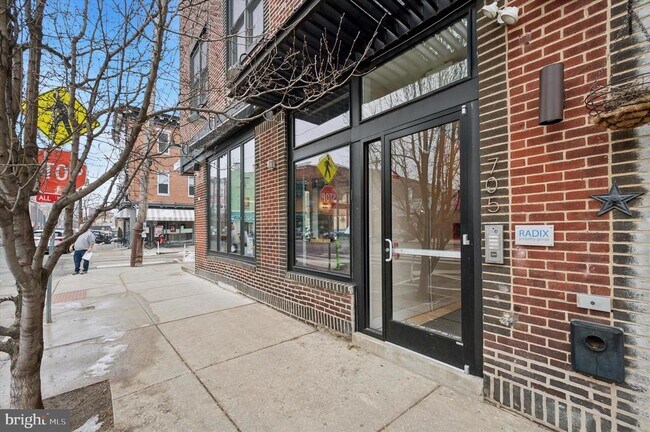 Building Photo - 705 S 5th St