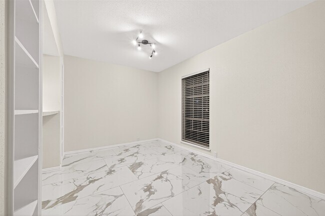 Building Photo - 2201 Fountain View Dr