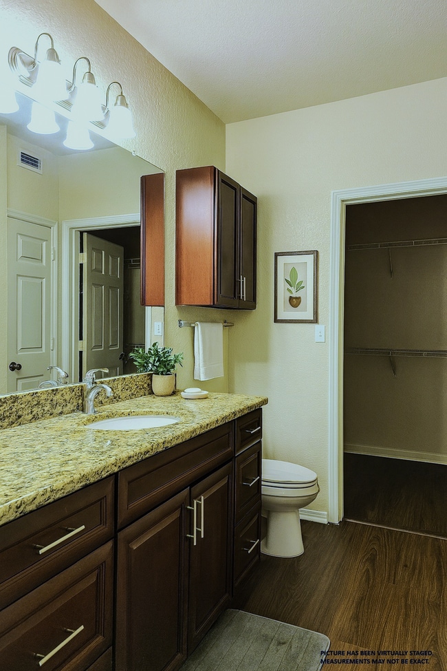 Building Photo - 1x1 Beautiful updated unit throughout w/balconette