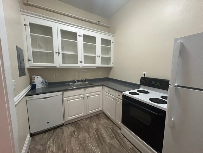 Building Photo - 1470 Beacon St