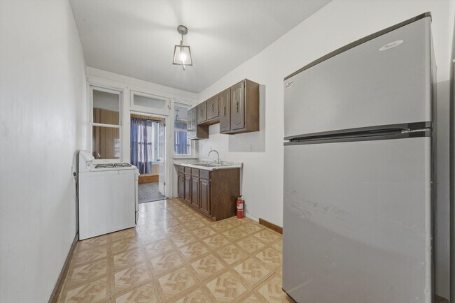 Building Photo - 1140 N Lawndale Ave