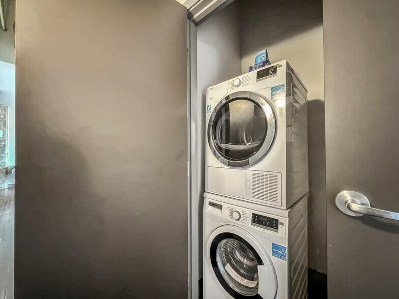 Building Photo - 500 S Ervay St