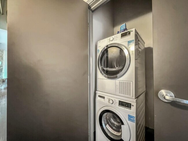 Building Photo - 500 S Ervay St