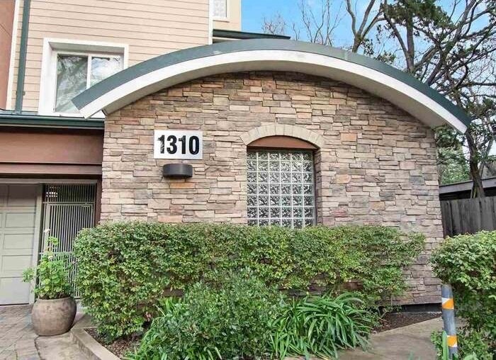 Building Photo - 1310 Creekside Dr