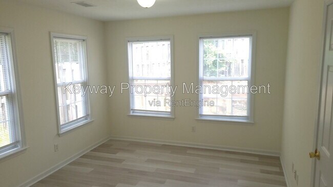 Building Photo - 405 Long Needle Cir