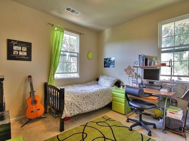 Building Photo - Pleasanton  Vineyard Downtown 3+office/2.5ba w/2 car garage!