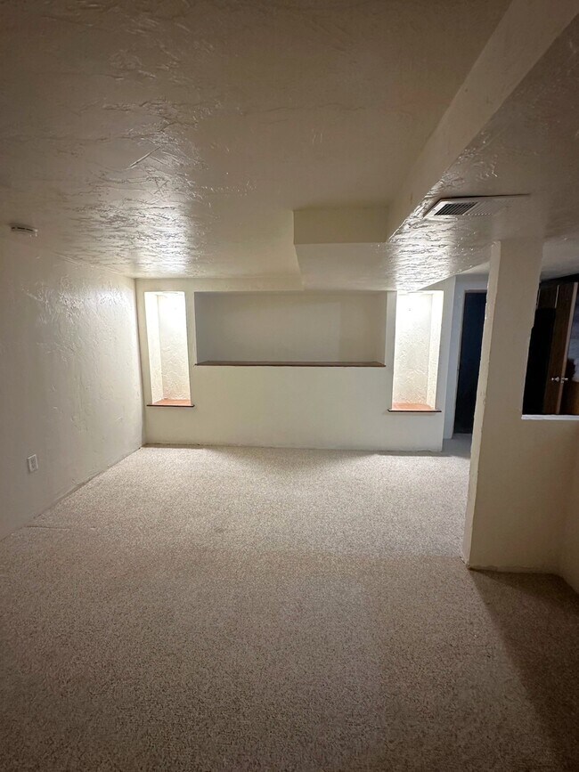 Building Photo - 413 Tampa Way