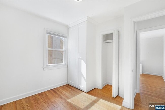 Building Photo - 83 Chestnut Hill Dr W