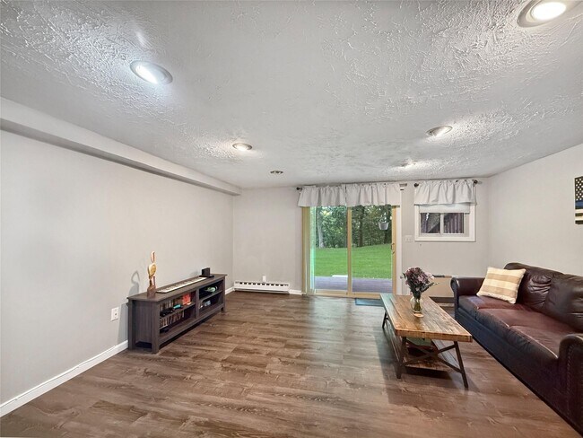 Building Photo - 1806 Village Dr