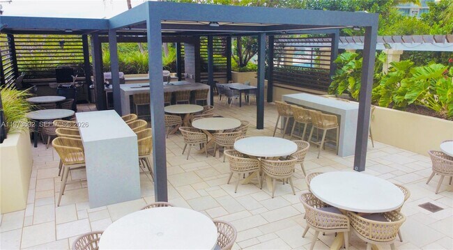 Building Photo - 400 South Pointe Dr