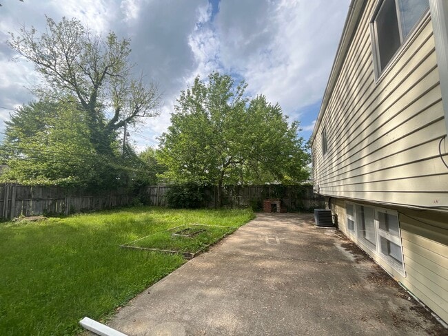 Building Photo - 3 BR 1.5 BA split-level with attached 1 car garage