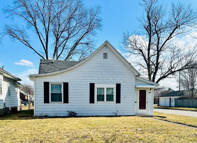 Building Photo - Renovated 3-Bedroom Gem within walking dis...