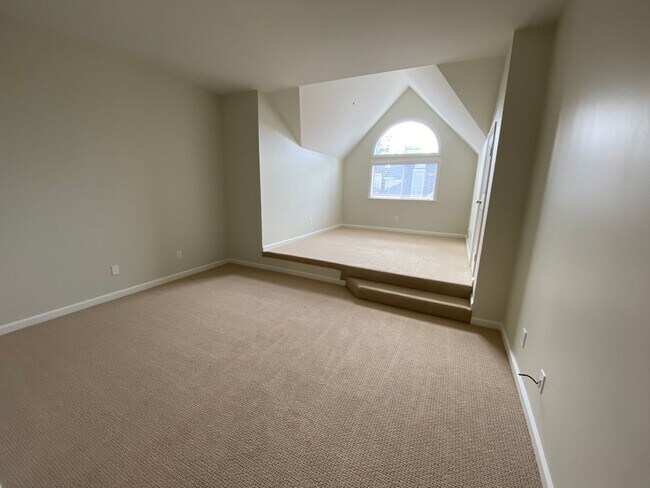 Building Photo - Beautiful, Spacious Condo in Excellent Location!