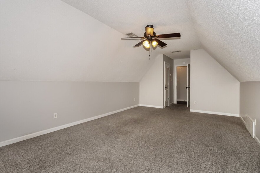 Building Photo - 10215 Morning Hill Dr