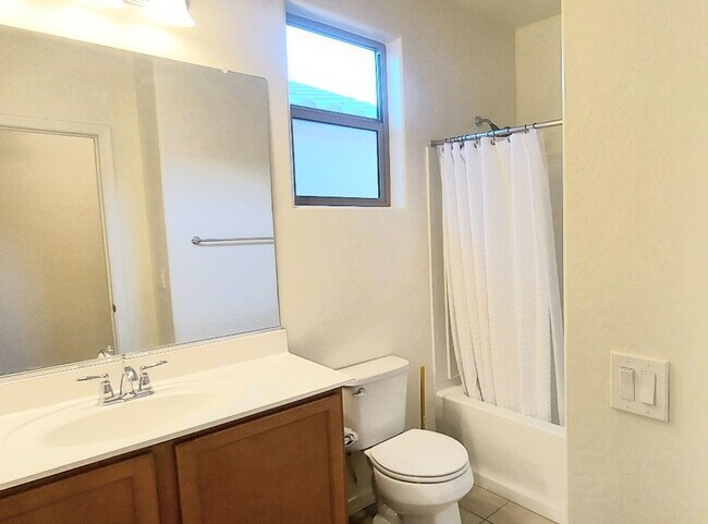 Building Photo - "COMING SOON" Lovely 3 Bedroom Home in Gre...