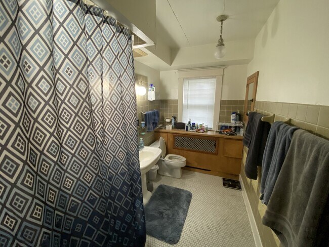 Building Photo - Spacious top floor 4 bed 1 bath by UWEC!