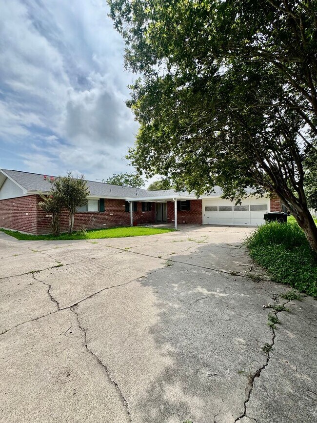 Building Photo - 5122 Moultrie Dr