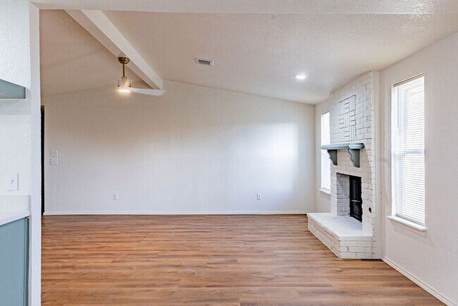 Building Photo - 600 SE 38th St