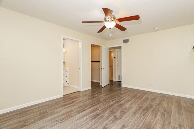 Building Photo - 3 bedrooms, HUGE yard, detached workshop & She shed, No HOA - Only 2 miles from Randolph AFB