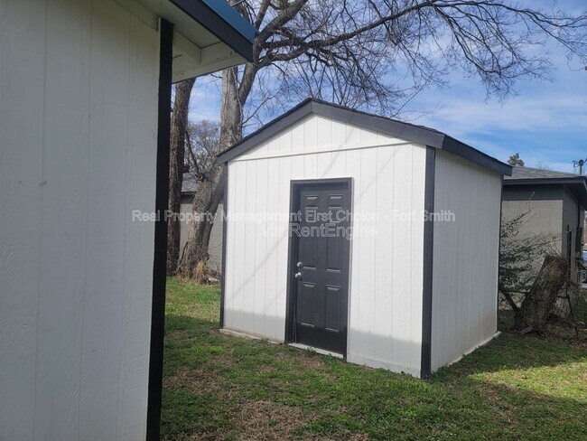 Building Photo - 407 Hemlock St