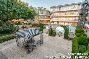 Building Photo - 8401 N New Braunfels Ave