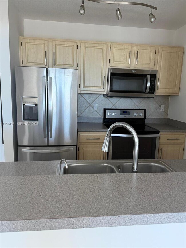 Building Photo - 2665 SW 37th Ave