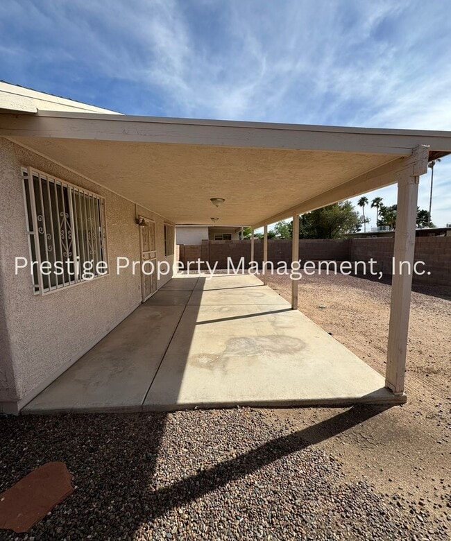 Building Photo - Cozy East Side Home W/ a Den