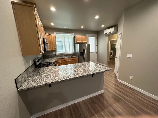 Building Photo - New 5 Bedroom / 5.5 Bath Townhome w/ A/C i...