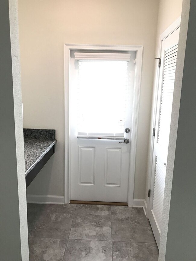 Building Photo - Newer 3/2.5ba Home at The Oaks in Moss Park with FREE Internet, Cable and Phone