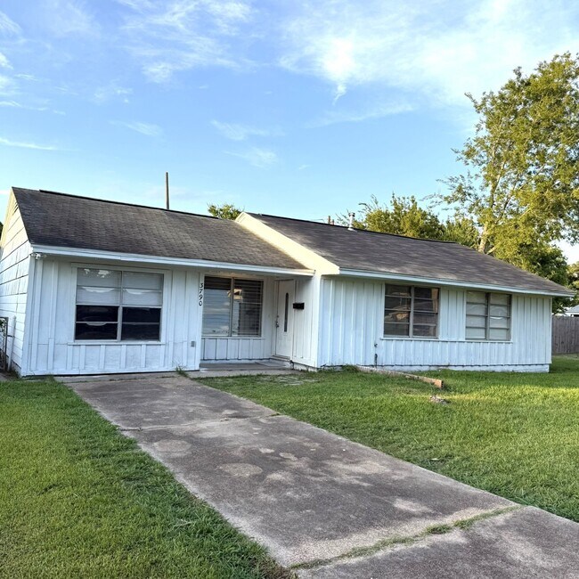 Primary Photo - 3790 Le Bleu St