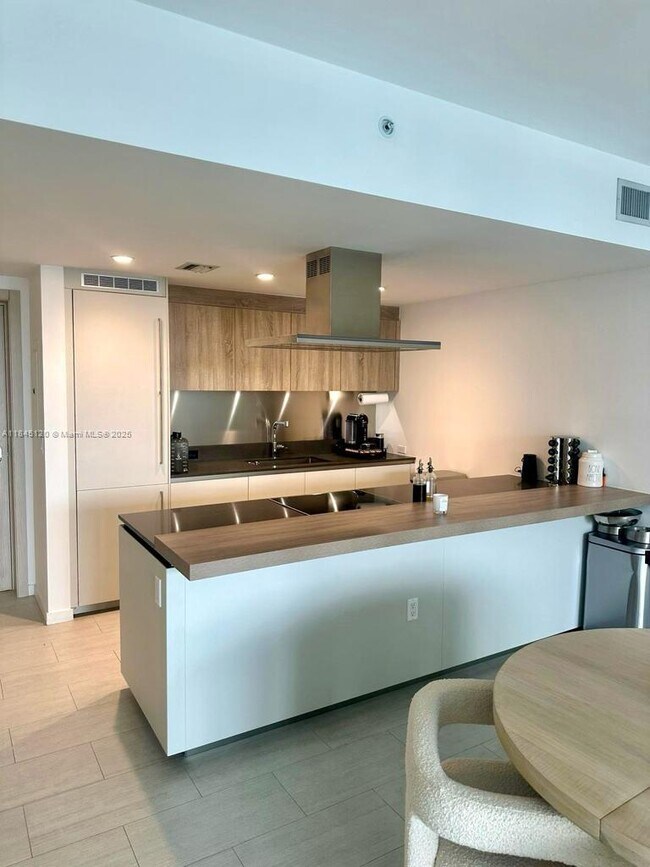 Primary Photo - 1000 Brickell Plaza