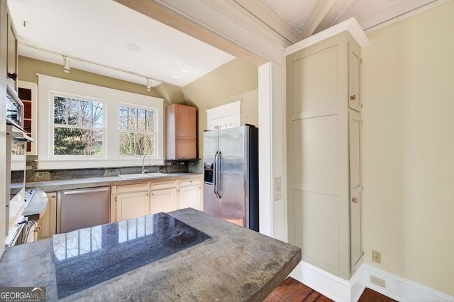 Building Photo - 300 Oxford Pl NE