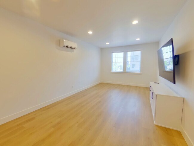 Building Photo - 2790 NW Harrison Blvd